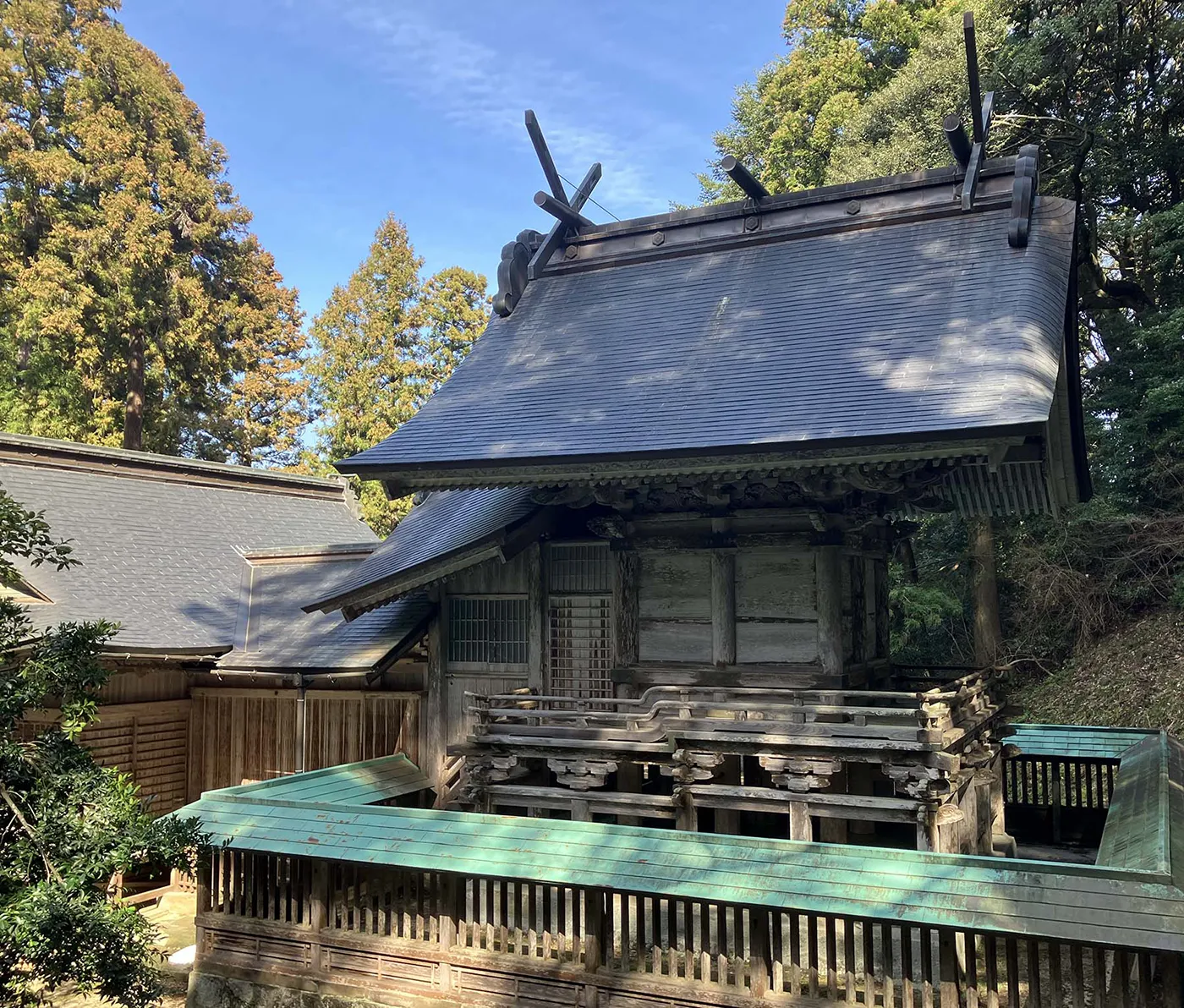 本殿横から見た社殿