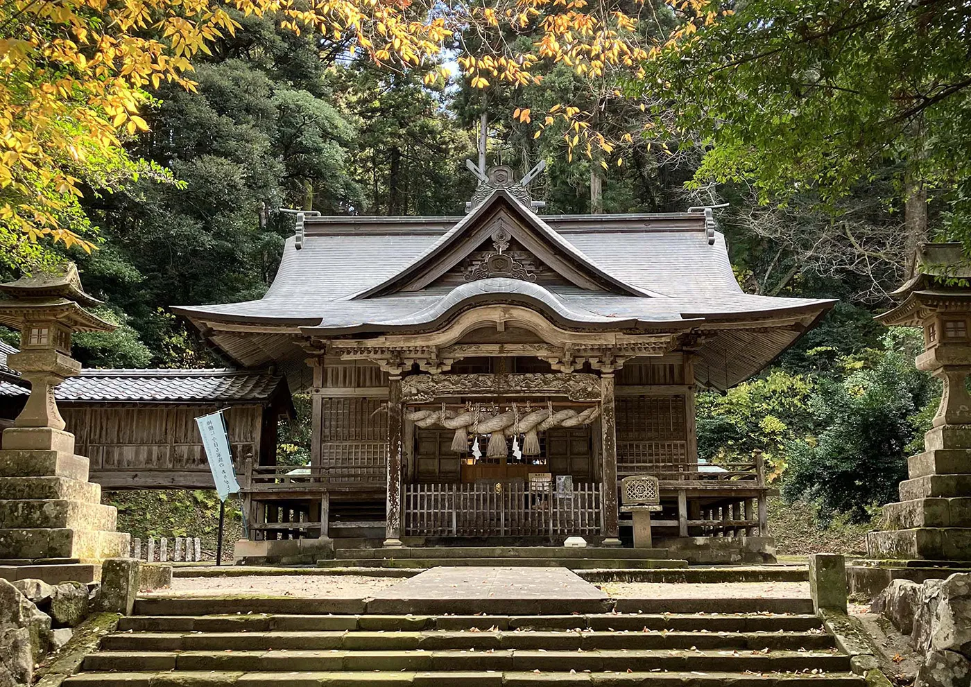 石段の先に建つ拝殿正面