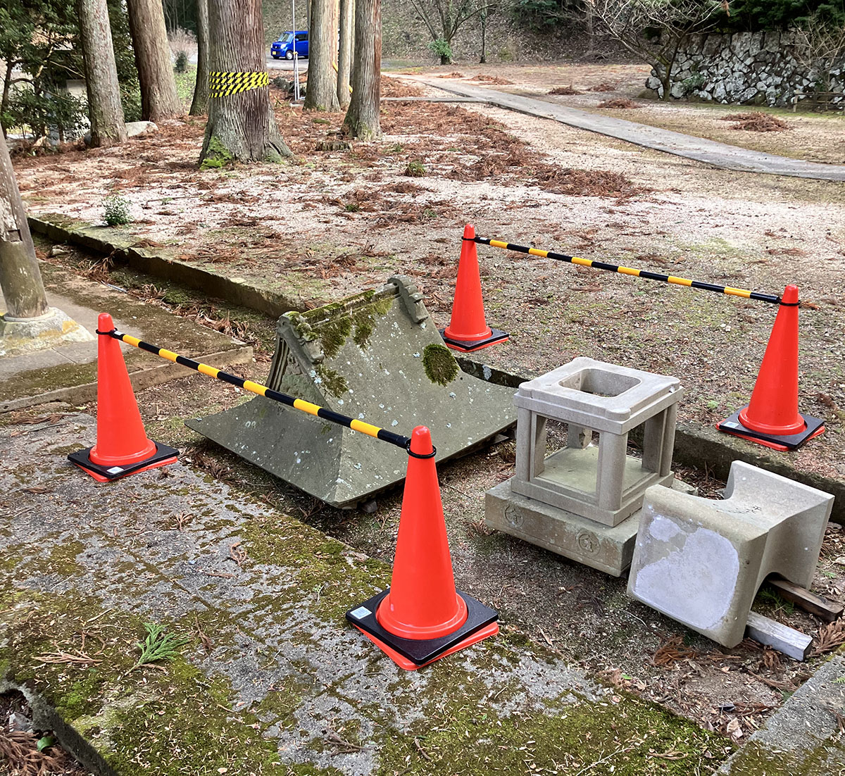 安全確保のため囲いを設けた石灯籠