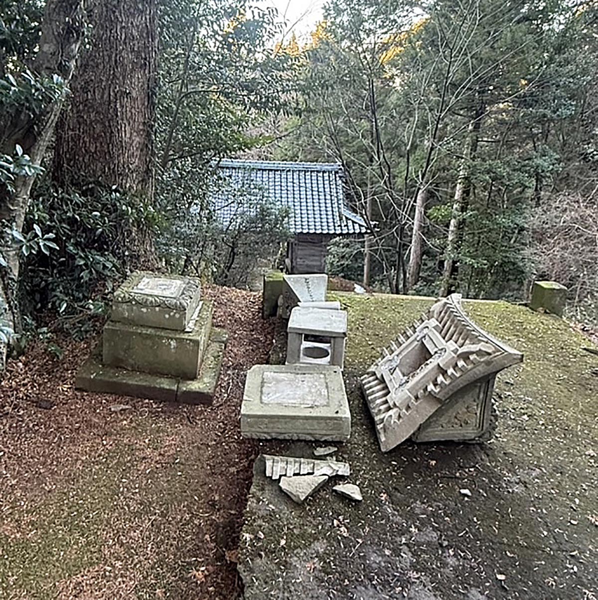 地震により倒壊した石造物