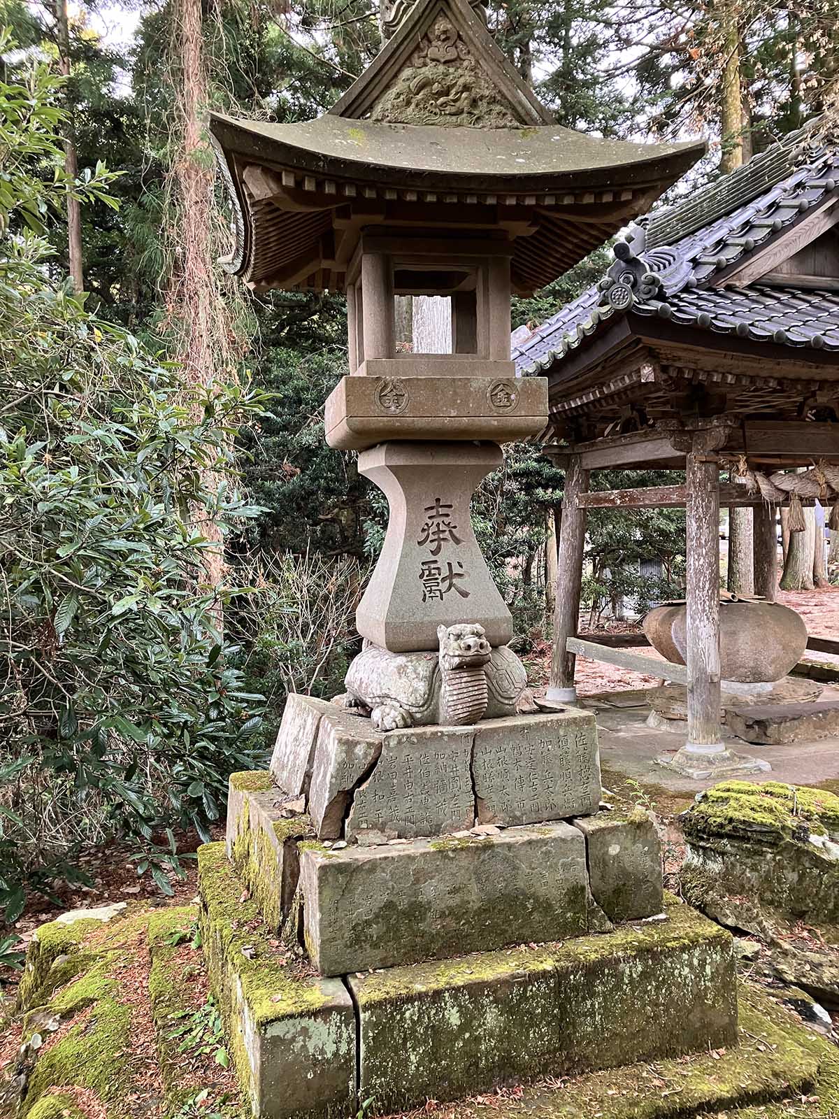 亀趺灯籠の被害状況