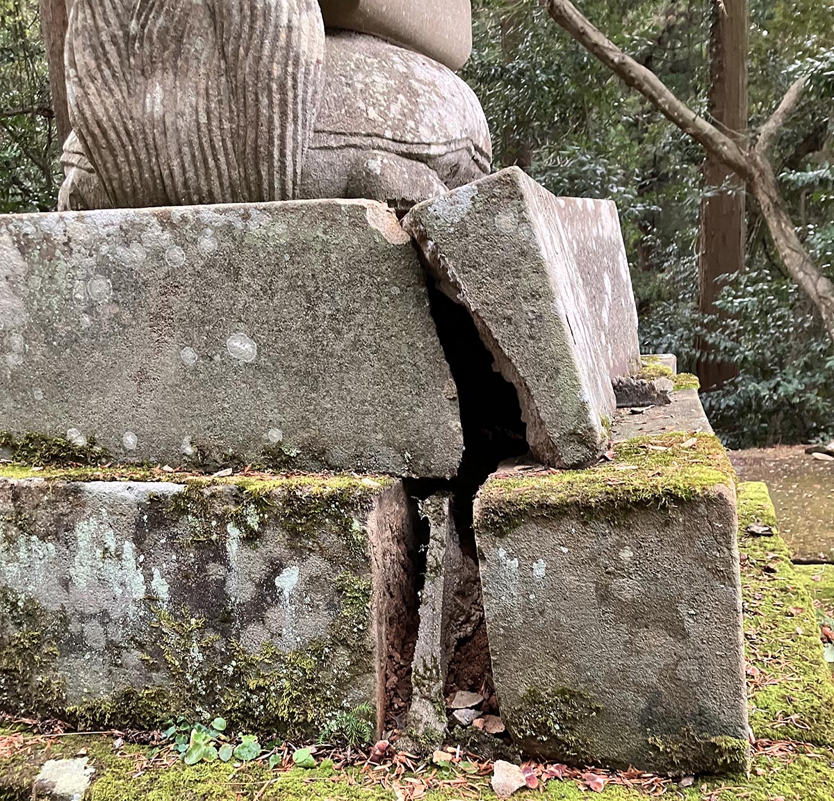 倒壊した灯籠の状況