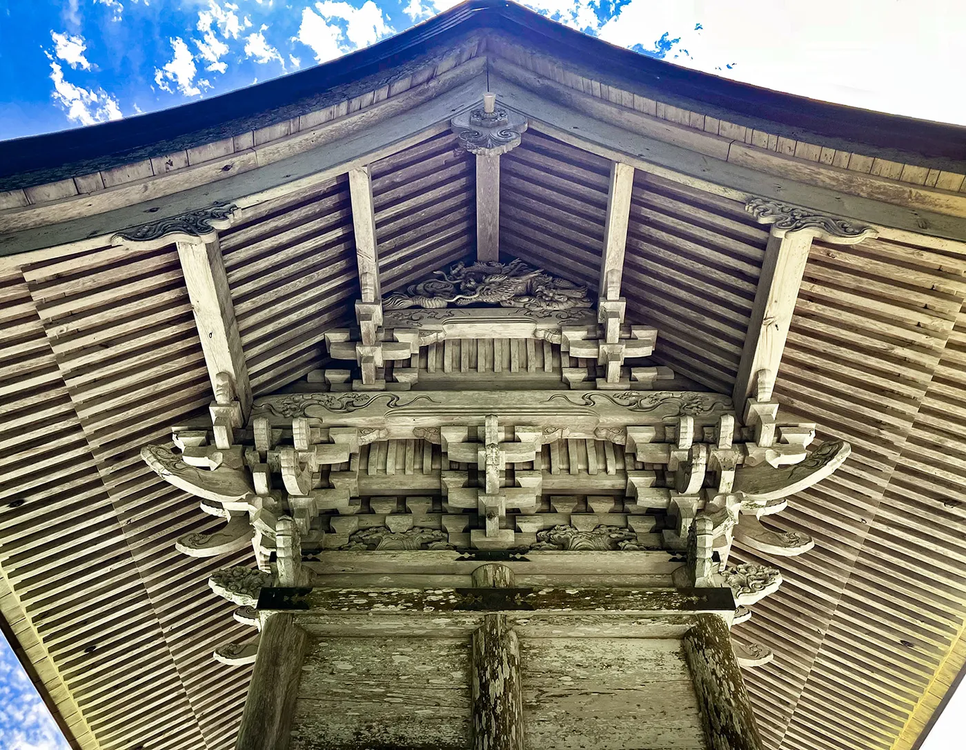 拝殿の屋根の彫刻