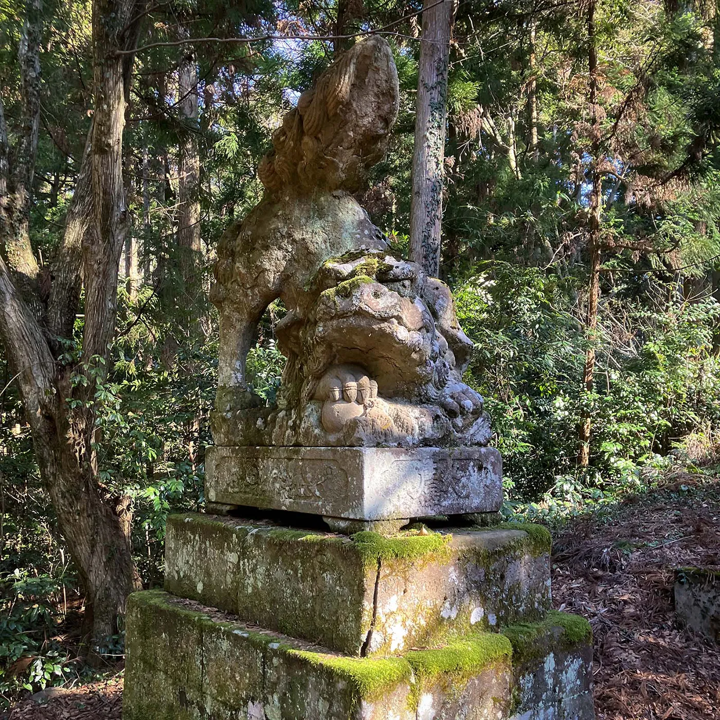 苔むした出雲金刀比羅宮の左の狛犬