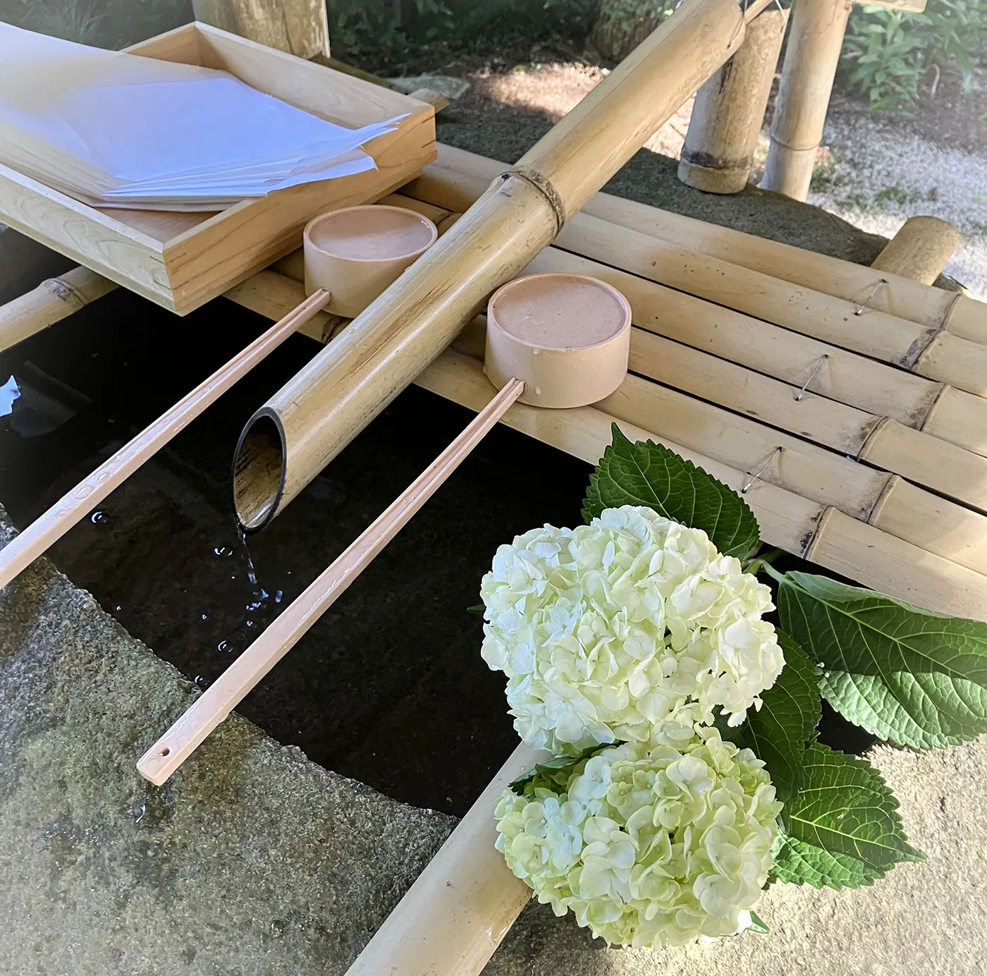 例大祭の日の手水舎の花